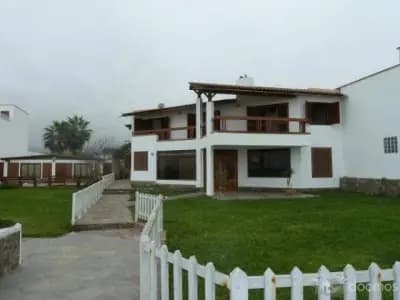 7br - 3274m2 - 7 bedrooms4 bathrooms single family house (LIMA, San Martin)