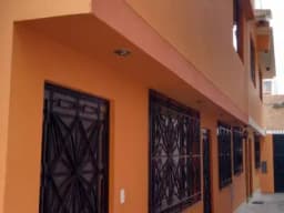 Casa familiar de dos pisos con azotea, límite con el distrito de San Miguel