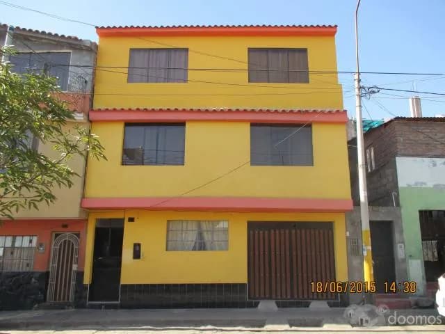 VENDO CASA DE 3 PISOS EN MIRAFLORES AREQUIPA — foto 1
