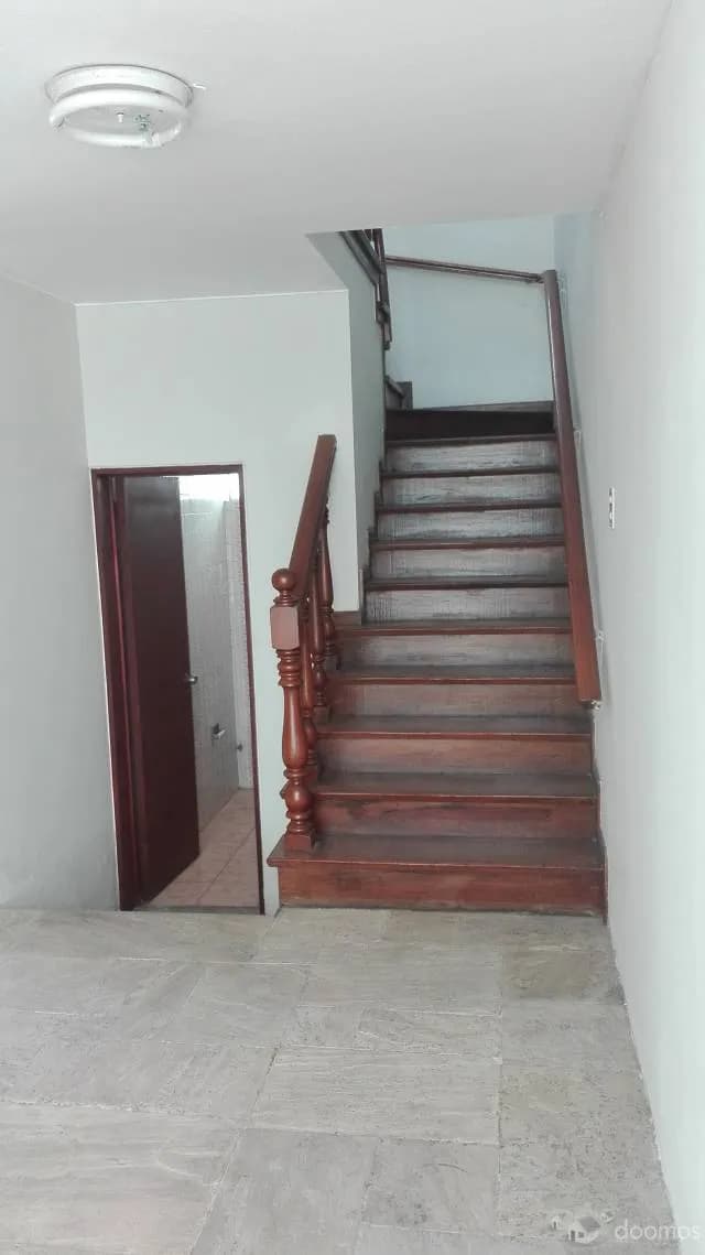 VENDO CASA 2 PLANTAS EN MIRAFLORES, URB. BENAVIDES — foto 4