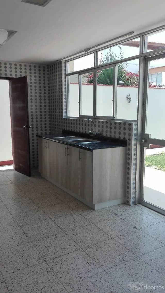 VENDO CASA 2 PLANTAS EN MIRAFLORES, URB. BENAVIDES — foto 6