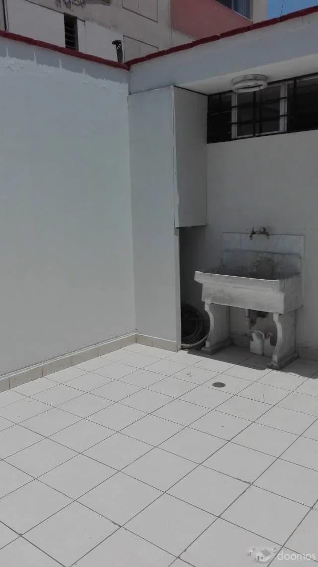 VENDO CASA 2 PLANTAS EN MIRAFLORES, URB. BENAVIDES — foto 9