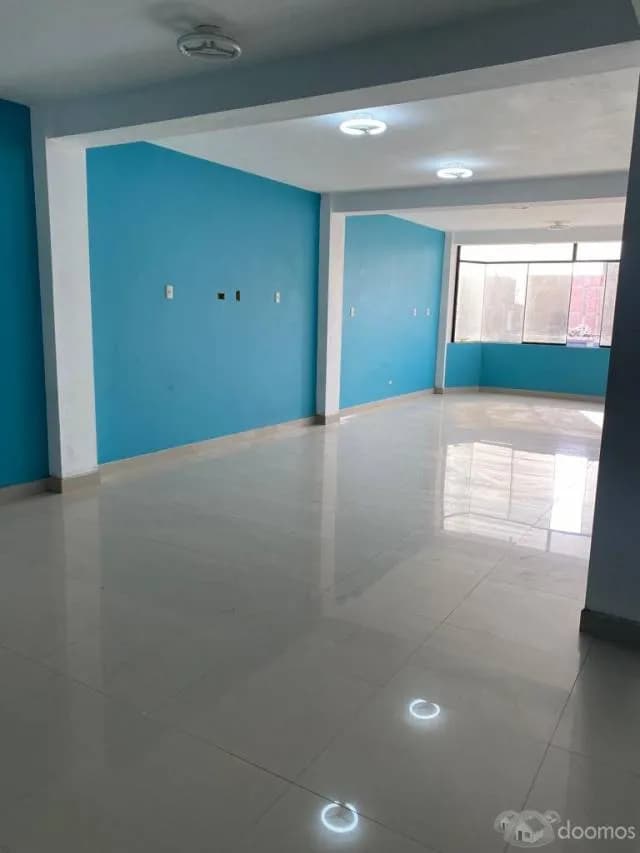 CASA CON LOCALES COMERCIALES IDEAL PARA TALLER/ OFICINAS — foto 2