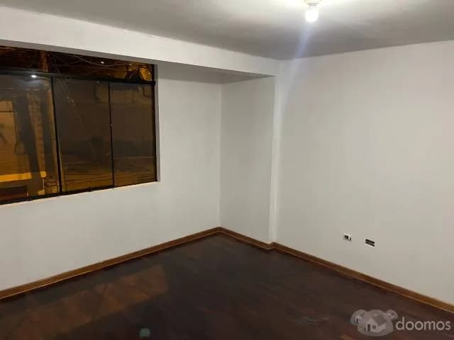 Departamento con 4 cuartos, baño, Patio y Amplia Sala — foto 3