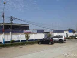 Terreno con locales comerciales y bodegas a un costado del aeropuerto de Lima