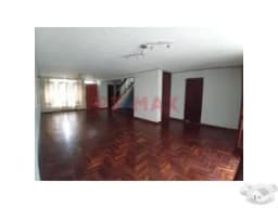 Casa Muy Centrica En Santiago De Surco A Cuatro Cuadeas De Benavides Y Aviacion