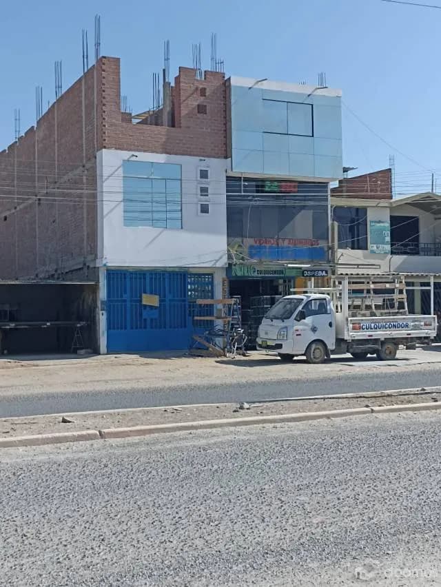 VENTA O ALQUILER DE CASA EN PLENA DOBLE VIA DE PAITA — foto 1