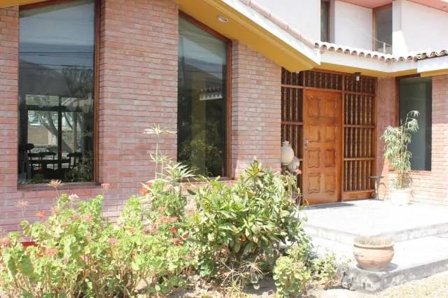 VENDO HERMOSA CASA CON TERRENO DE 1000 METROS — foto 2