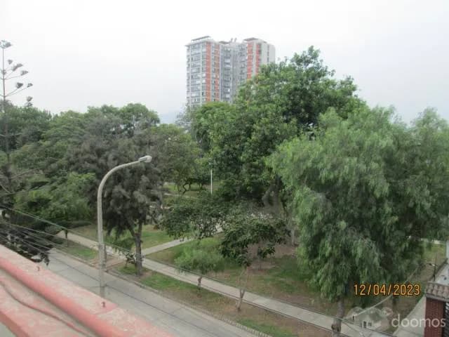 Venta de Casa de 3 Pisos Frente a Parque en Cercado de Lima — foto 3