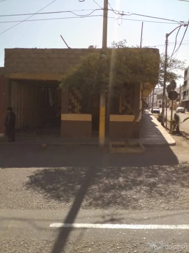 CASA DE ESQUINA GRANDE CERCA AL MERCADILLO BOLOGNESI — foto 1