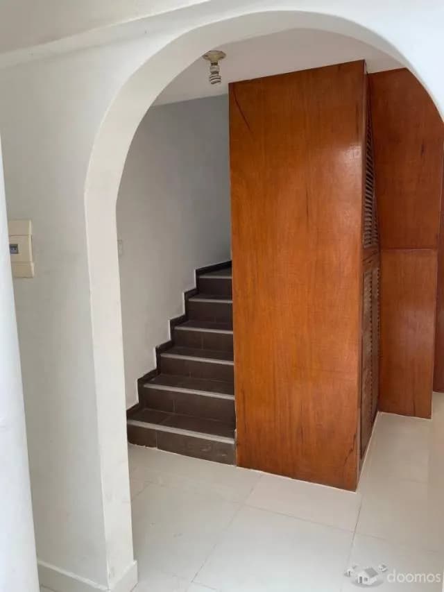 Ocasión. Vendo amplia casa Remodelada de 3 pisos — foto 1