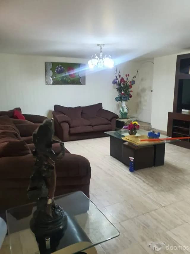 Espaciosa Casa/Local de 3 Pisos en Venta en Excelente Estado — foto 2