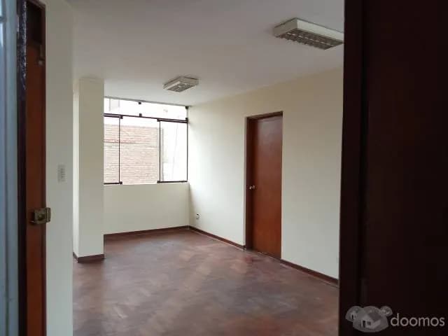 Oficina comercial en alquiler — foto 1