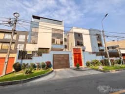 Venta de Departamento en 1er Piso, con Espacio Terraza, y Estacionamiento