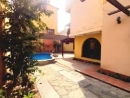 BAJO DE PRECIO!!!VENTA DE CASA CON PISCINAS LAS LOMAS DE LA MOLINA VIEJA
