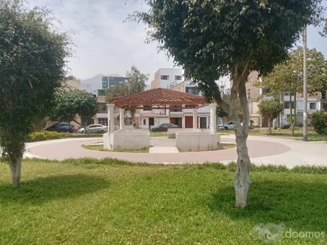 VENTA DE CASA EN LOS OLIVOS CON DOBLE SALIDA - PARQUE Y CALLE — foto 2