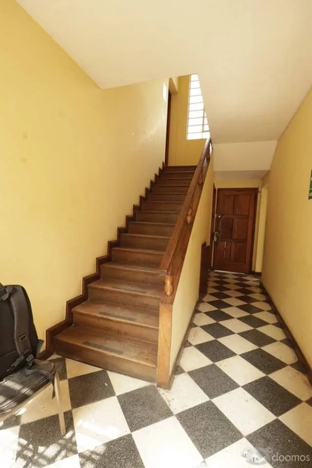 CASA DE 2 PISOS EN MIRAFLORES PARA RENOVAR O EDIFICAR EXCELENTE PARA RESTAURANTE — foto 4