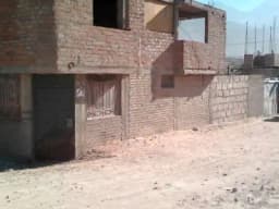 CASA DE DOS PISOS ESQUINA Y FRENTE A PARQUE