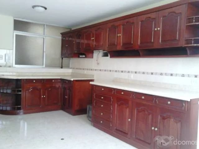 ISI REMATA CASA REMODELADA DE 380m2 CERCA A LA EMBAJADA DE USA — foto 2