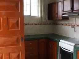 VENDO LINDA CASA DE TRES PISOS