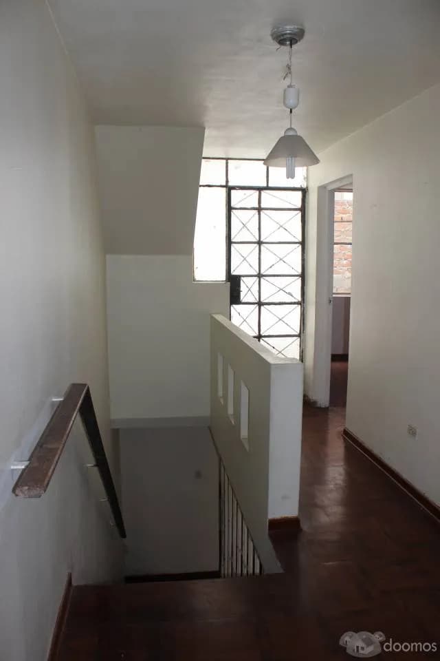 VENDO LINDA CASA DE TRES PISOS — foto 3