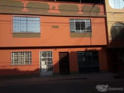 Casa de 2 plantas, con terraza y cochera. 5 cuartos, 2 baños.