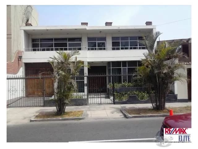 VENDO AMPLIA CASA EN SAN ISIDRO, GRAN OPORTUNIDAD PARA CONSTRUCTORAS E INVERSIONISTAS — foto 1