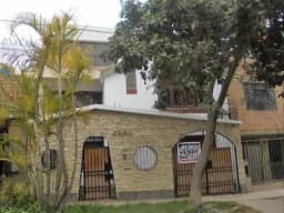 CASA 150 M2 3 PISOS FRENTE A PARQUE FRENTE 7.5 ML FONDO 20 ML URB MICAELA BASTIDAS – LOS OLIVOS - $ 280.000