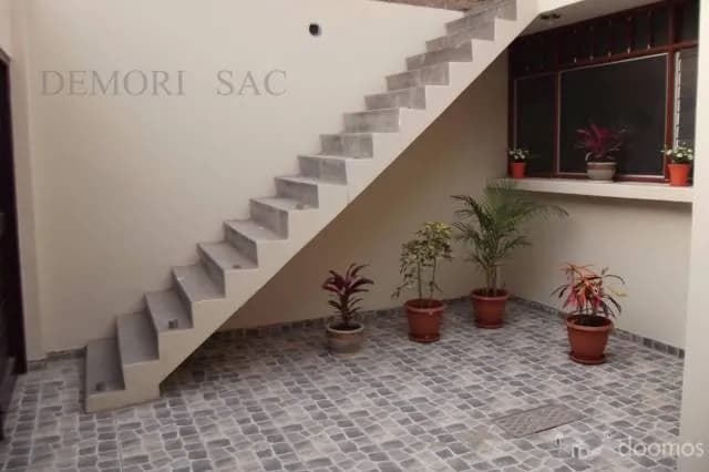 REMATO HERMOSA CASA POR VIAJE LOS OLIVOS — foto 2