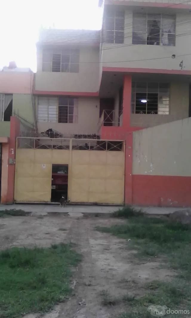 Vendo  casa de 3 pisos con cochera en los Olivos — foto 1