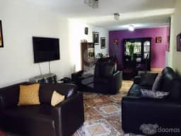 Alquilo hermosa casa de 1 piso en urbanización con amplios ambientes , iluminada, amplia sala y comedor ,amplia cocina amoblada (muebles altos y bajos), cuenta con tres dormitorios , 2 baños y medio ,