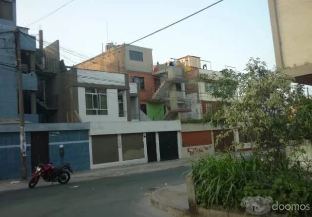 Venta de Casa 2 Pisos - 7 Dormitorios - 3 Baños - 2 Cocheras - Patio trasero. — foto 2
