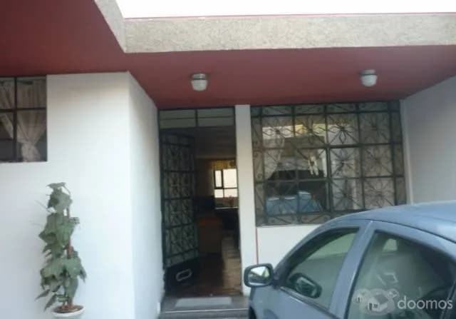 Venta de Casa 2 Pisos - 7 Dormitorios - 3 Baños - 2 Cocheras - Patio trasero. — foto 3