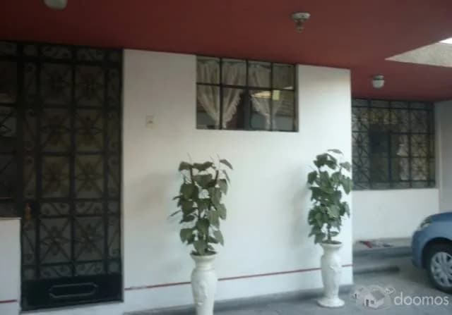 Venta de Casa 2 Pisos - 7 Dormitorios - 3 Baños - 2 Cocheras - Patio trasero. — foto 4
