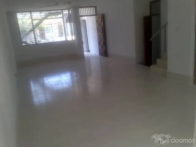 Alquilo casa 3 pisos precio a tratar solo empresas — foto 3