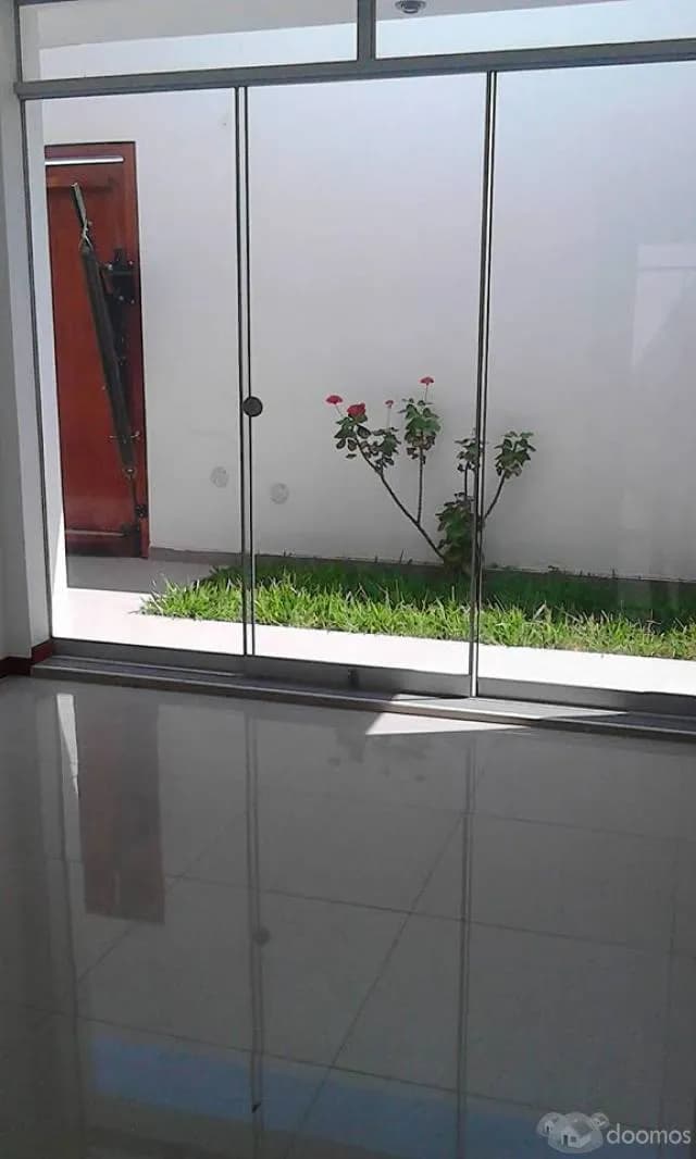 VENDO CASA DE ESTRENO - LOS SAUCES / CERCA A UNIV. SIPAN — foto 1