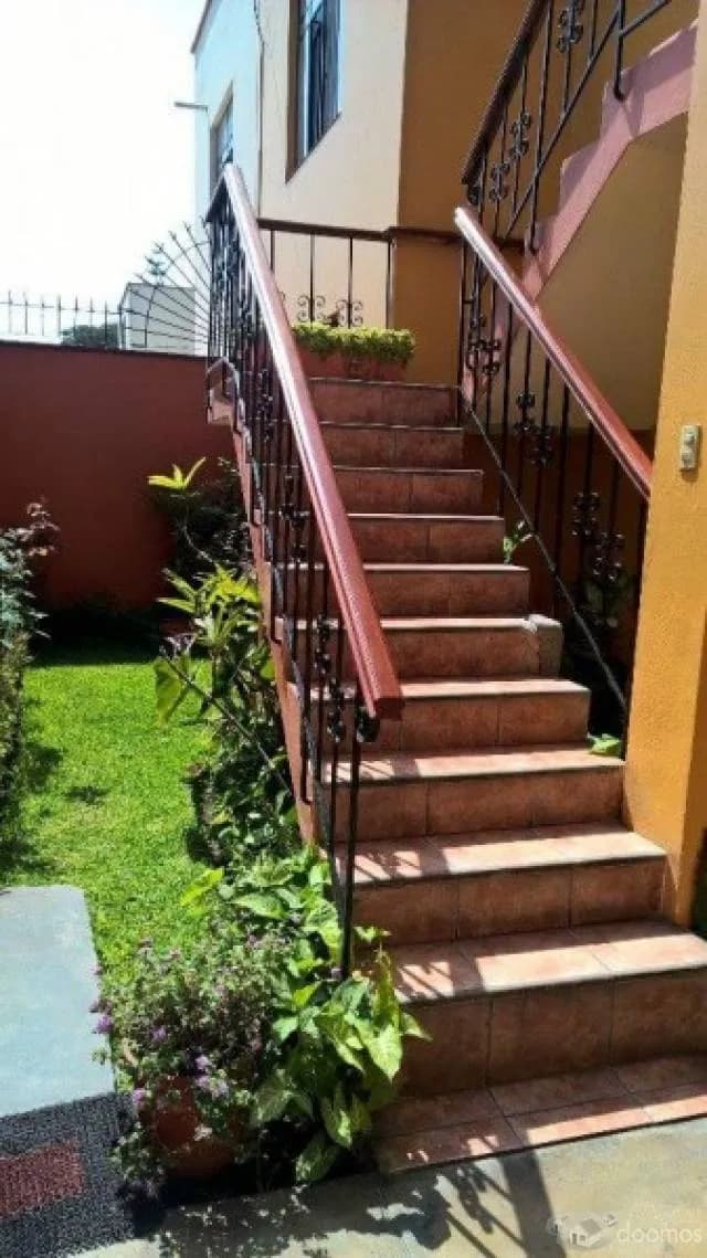 VENTA CASA EN LA CALERA DE LA MERCED - SURQUILLO ~ 3 PISOS — foto 2
