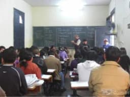 Alquilo aulas de clases con carpetas y pizarra de tiza