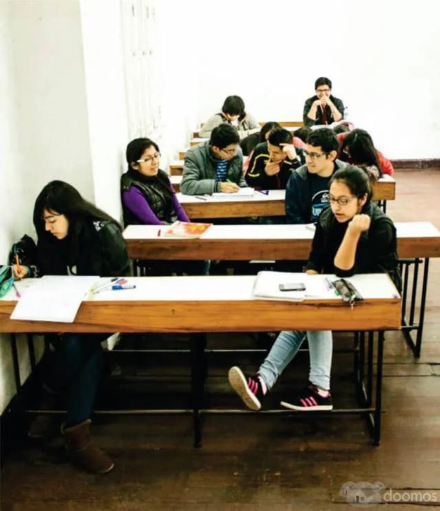 Alquilo aulas de clases con carpetas y pizarra de tiza — foto 2
