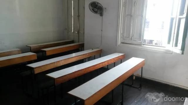 Alquilo aulas de clases con carpetas y pizarra de tiza — foto 4