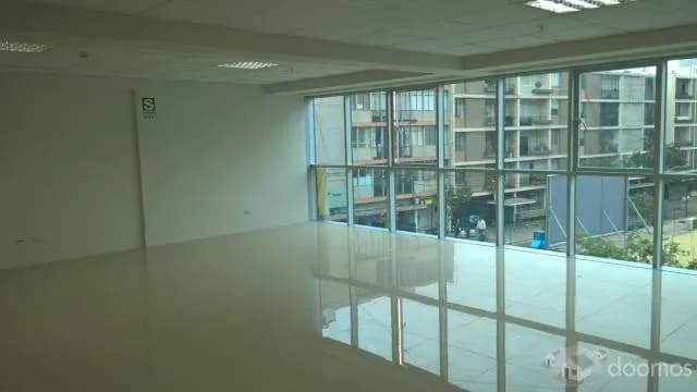 ALQUILO OFICINAS IMPLEMENTADAS DE ESTRENO 330 m2 A $5500 EN MIRAFLORES — foto 3