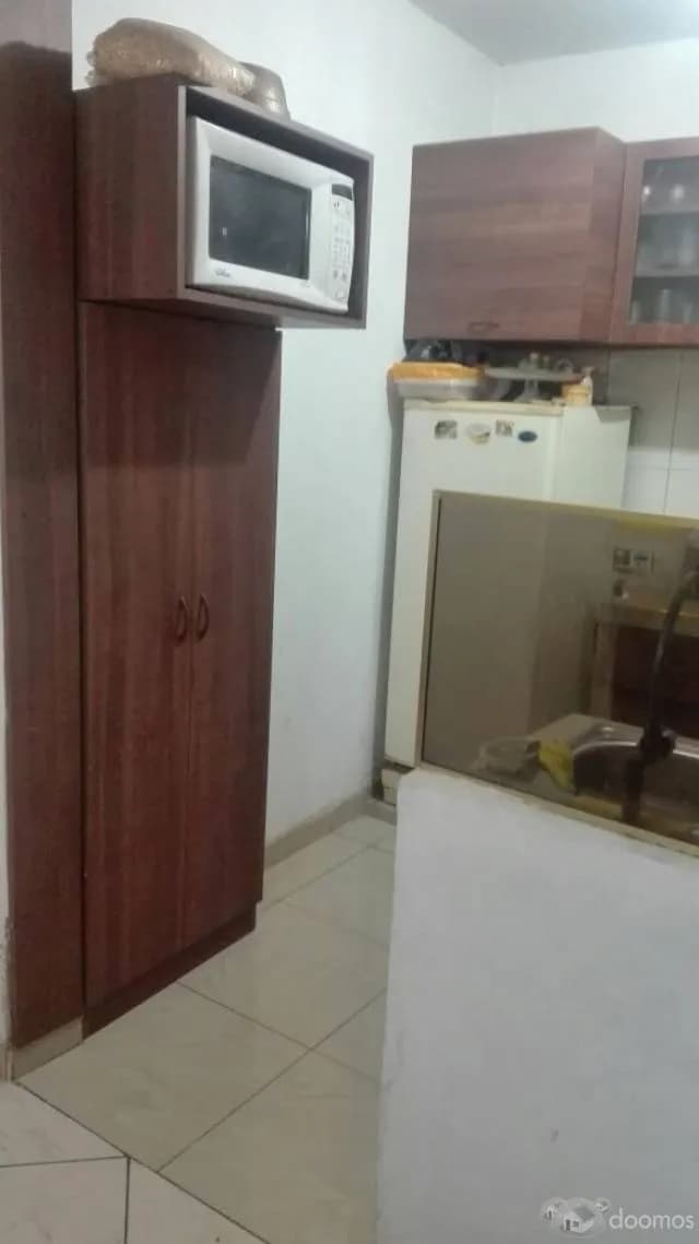 SE VENDE AMPLIA Y CÓMODA CASA FRENTE A PARQUE — foto 2