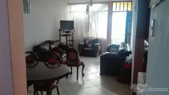 SE VENDE AMPLIA Y CÓMODA CASA FRENTE A PARQUE — foto 4