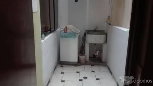 SE VENDE AMPLIA Y CÓMODA CASA FRENTE A PARQUE — foto 6