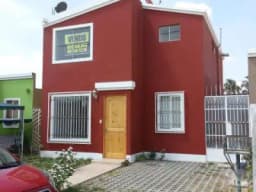 REMATO CASA REMODELADA EN URB. MONTE VERDE