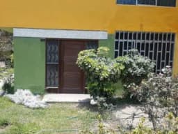 SE VENDE CASA COMO TERRENO, UBICADA EN PLENA AV. DEL AIRE-LA VICTORIA