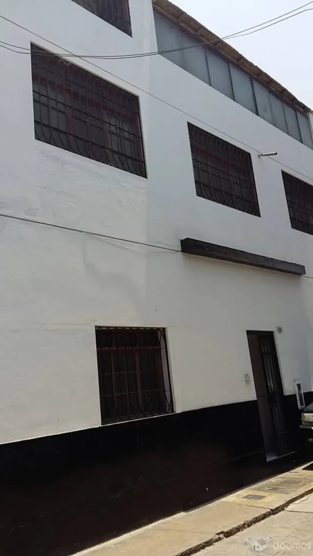 Venta de Casa de 3 pisos lista para mudarse, puede ser usada como oficina — foto 2
