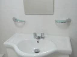 Departamento Vivienda y/o Of. Adm. p.cerrada.  amplio 100 m2. 2 dormitorios 1 baño C.C. San Isidro.US$900 NEGOCIABLE.