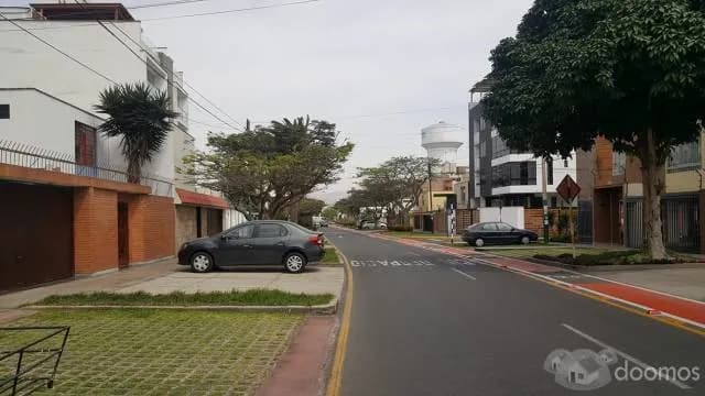DEPARTAMENTO TRIPLEX, EXCELENTE UBICACIÓN. SURCO. PARALELO A AV. BENAVIDES. — foto 1