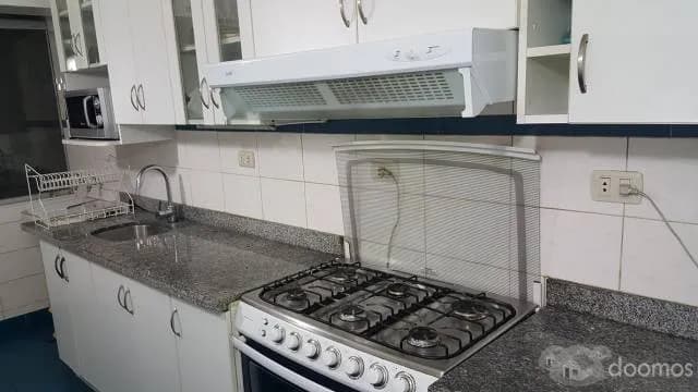 DEPARTAMENTO TRIPLEX, EXCELENTE UBICACIÓN. SURCO. PARALELO A AV. BENAVIDES. — foto 3